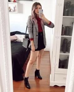 Outfit Botas, Winter Fashion Outfits Casual, Skirt And Sneakers, Woman Suit Fashion, Casual Work Outfits, Work Outfits Women, Professional Outfits, Formal Outfit, Teenage Fashion Outfits