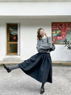 Autumn Simple Outfit, Winter Skirt Outfit With Sneakers, Autumn Skirt Outfits 2024, Modest Academia Outfits, Copenhagen Fall Style, Long Knit Skirt Outfits, Long Gray Skirt Outfit, Chunky Sweater With Skirt, Casual Skirt Outfits Winter