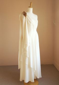 Greek Dress Costume, Greek Dresses Goddesses, Greek Goddess Inspired Dress, Greek Goddess Dress Aesthetic, Goddess Dress Aesthetic, Angelic Outfits Aesthetic, Modern Historical Fashion, Greek Dress Goddesses, Greek Gown