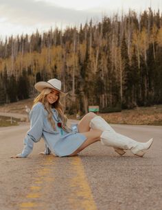 western cowgirl punchy Senior Picture Winter Outfits, Cowgirl Outfit Photoshoot, Bronco Senior Pictures, Western Outfit Ideas For Senior Pictures, Western Spring Senior Pictures, Birthday Photoshoot Ideas Country, Fall Senior Picture Ideas Outfits Country, Country Birthday Pictures, Country Outfits Photoshoot