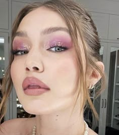 Gigi Hadid Pink, Pink Make Up Look, Eyeliner Makeup Looks, Eye Makeup Ideas, Eye Makeup Pictures, Eyeliner Makeup, Purple Eyeshadow, Glowing Makeup