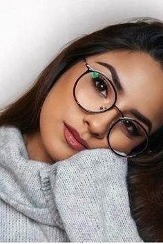 Glasses Circle, Woman With Glasses, Circle Glasses, Flower Power Hippie, Cat Eye Colors, Eyeglass Stores, Beautiful Glasses, Round Eyewear