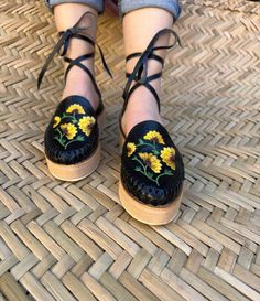 Nuevas Hermosas alpargatas bordadas , color negro bordado amarillo, estos hermosos huaraches lucen hermosos, el material es 100 % cuero Si usa la mitad de la talla, le recomendamos que baje la mitad de la talla. (Ej. Si usas 7.5 pide una talla 7) Las huaraches son 100% cuero y se estiran y moldean a tus pies después de algunos usos. Hermosos huaraches de alpargata, hecho a mano de cuero . Medidas, Talla 6 women/23 cm Mx Talla 7 women/ 24 cm Mx Talla 8 women / 25 cm Mx Talla 9 womens /26 cm Mx Ta Bohemian Open Toe Flats For Spring, Bohemian Wedge Sandals With Round Toe, Adjustable Round Toe Clogs, Adjustable Espadrilles With Rubber Sole, Adjustable High Heel Espadrilles, Woven Sole Round Toe Heels, Bohemian Wedge Sandals With Adjustable Fit, Open Toe Huarache Sandals For Summer, Bohemian Round Toe Heels For Beach