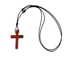 colar com pingente crucifixo cruz simples  cordão de 1mm (fino) ajustável com nós  pingente em madeira legitima; 3 cm x 4,4 cm    Produto em estoque e envio já no 1° dia útil após a confirmação do pagamento    Você também pode adicionar mais produtos de nossa loja e aproveitar o mesmo frete No 1