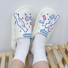 Comfy and cozy feeling inside! Everybody loves the comfort of the classic clog - and now there is a cute Cinnamoroll version for all summer! The cute shoes plus this shoe charm matching well with practically anything! - Pivoting heel straps.- Sanrio licensed. Cinnamon Roll From Hello Kitty, Cinnamoroll Things, Cinnamoroll Stuff, Sanrio Shoes, Sanrio Clothes, Cute Cinnamoroll, Candy Costumes, Hello Kitty Shoes, Kitty Items