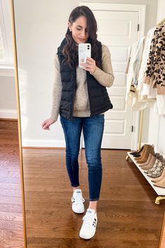 Outfit Invierno 2020 Casual, Look Casual Invierno, Chaleco Outfit, Winter Outfits Petite, Outfits Simples, Sneakers Outfit Winter, Outfit Casual Mujer, Jeans And Sneakers Outfit, Dress And Sneakers