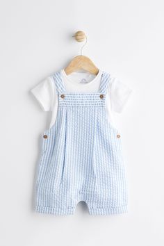 This 2-piece set features a pure-cotton bodysuit with a popper fastening and blue and white striped dungarees, with a textured finish and adjustable straps. Bodysuit and Dungaree 100% Cotton. Baby Boy Overalls Outfit Summer, Baby Dungarees Knitting Pattern, Dungarees Outfits, Infant Dungarees Knit Pattern, Baby Boy Dungarees, Kids Dungarees, Little Boy Outfits, Cotton Bodysuit, Baby Boy Fashion