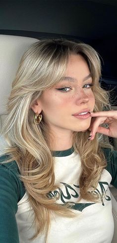 wolf cut hair, wolfcut hair long, wolf cut short, wolf cut with curtain bangs Haircuts For Long Hair With Layers, 70s Hair, Bangs With Medium Hair, Blonde Hair Inspiration, Wolf Cut, Long Hair With Bangs