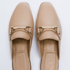 Low-Heeled Leather Mule Loafers With Buckle. Gucci Mules Dupe. Brand New. Elegant Beige Flat Mules, Gold Mules For Spring Workwear, Gold Mules For Work, Beige Leather Mules For Office, Beige Leather Mules For The Office, Classic Beige Mules For Work, Classic Beige Flat Mules, Elegant Beige Mules For Work, Formal Beige Mules With Buckle Closure