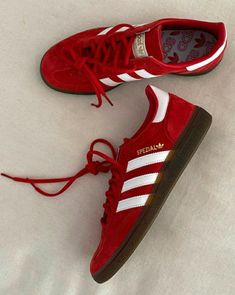 Red Adidas Shoes, Spezial Adidas, Adidas Handball Spezial, Adidas Handball, Sneaker Trend, Trendy Shoes Sneakers, Dr Shoes, Pretty Shoes Sneakers, Shoes Outfit Fashion