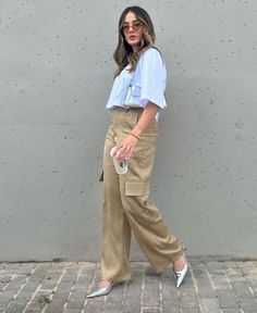 Beige Cargo Pant, Cargo Pants Ootd, Beige Cargo Pants Outfit, Outfit 2015, Office Smart Casual, Slacks Outfit, Beige Cargo Pants, Cargo Pants Outfit Women, Look 2023