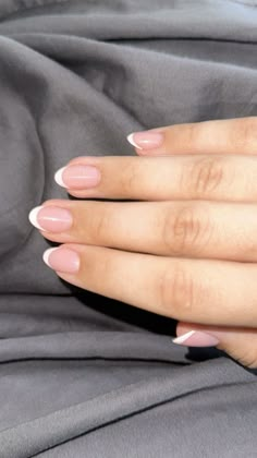 Nägel mit weißem French tip. Minimalistisch und modern. Kurz in Mandel form, short almond nails French Oval Short Nails, Small Oval French Nails, French Tip Nails Short Almond Shape, Cute And Simple French Tip Nails, Micro Almond Nails, Frenchies Short Nails, French Nails Almond White, Small Almond Nails Acrylic French Tip, Basic Short French Tip Nails