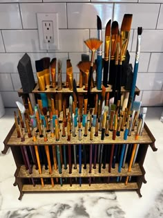 there are many different brushes in the holder