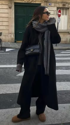 Paris Chic Winter Outfit, Fitted Wool Coat Women, Outfits With Long Jackets, Long Overcoat Outfit Women, Autumn Outfits Black Coat, Wool Coat Outfit Black, Long Coat Fall Outfit, Outfits Long Black Coat, Coat With Scarf