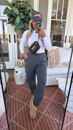 Cute Comfy Outfits For Work Casual, Gym Clothes Outfits Casual, Lazy Cute Fall Outfits, Blonde Outfit Ideas Winter, Super Casual Winter Outfits, Comfy Lunch Outfit, Thanksgiving Outfits Casual Comfy, Winter Comfy Outfits 2024, Comfortable Rainy Day Outfit