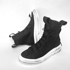 These stylish high-top sneakers are designed with a sleek, urban aesthetic in mind, crafted from genuine leather and available in a variety of colors to suit your style. Featuring an internal natural leather lining for extra comfort, they keep your feet cozy while maintaining a breathable fit. The unique, artistic design is accentuated by hand-painted brushstroke details on the back, making each pair one-of-a-kind. The white, cushioned sole adds a sporty yet sophisticated touch, perfect for casu Leather Streetwear, Black Mode, Elegant Gift Wrapping, Basket Noir, Streetwear Shoes, Leather Footwear, Shoes Trendy, Design Shoes, Sneakers For Women