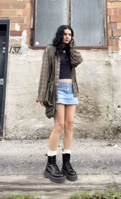 Clairo Inspired Outfits, Outfit With Docs, Alternative Fall Outfits, Summer Punk Outfits, Girly Street Style, Fall Outfits For Hot Weather, 90s Alternative Fashion, End Of Summer Outfits, Grunge Outfits Fall