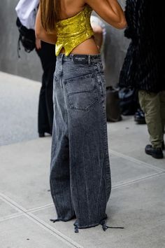 Acne Scarf Street Style, 2023 Vogue, Jean Wide Leg, Silhouette Mode, Steet Style, Sequin Jeans, Jeans Street Style, Flattering Jeans, Daily Outfit Inspiration