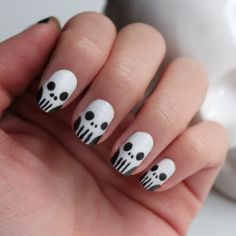 Skull Nail Art by Syl and Sam #lecitykitty http://lcknyc.com/1fOgd4T Skull Nail Art, Gothic Party, Skull Nails, Cute Halloween Nails, Nail Blog, Top Nail, Kawaii Nails, Halloween Nail Designs, Art Halloween