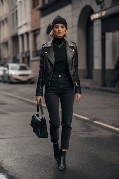 Gig Outfit Ideas Winter, Gig Style Outfits, Black Winter Outfits Casual, Grunge Bell Bottom Outfit, Rock Night Outfit, All Black Outfit For Party Night Winter, Munich Style Outfit, Bohemian Rocker Style, Winter Saturday Night Outfit