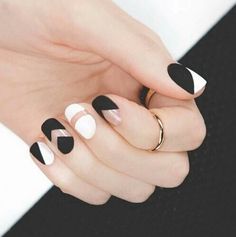 Matte black and white negative space nail art www.TheLAFashion.com for Fashion insights and tips. Ongles Gel Violet, Black And White Nail, Negative Space Nail Art, Black And White Nail Art, Nails 2016, Nagellack Trends, Space Nails, Nail Polish Trends