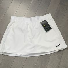 short saia branco nike academia. @nike @pinterestbusiness White Nike Tennis Skirt, Navy Tennis Skirt, Tennis Fits, Nike Skirt, Nike Tennis Skirt, Tennis Outfits, Nike Skirts, Short Pollera, Outfit Gym