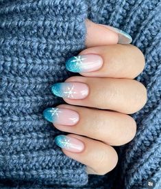 Blue Ombre Winter Nails, Ombre Winter Nails, Nails With Snowflakes, Xmas Nail Designs, Christmas Nail Colors, Blue Ombre Nails, Santa Nails, Nail Art Noel, Festive Nail Designs