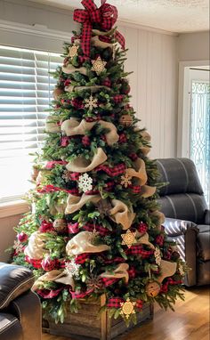 a christmas tree decorated with burlocks and bows