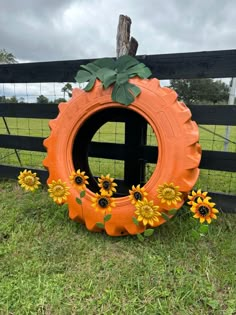 Tractor Tire Pumpkin, Tire Diy Projects, Diy Yard Decor Outdoor Decorations, Tire Decor, Tire Ideas, Fall Yard Decor, Tire Craft, Fall Decor Diy Crafts, Tractor Tire