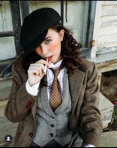 Victorian Detective Outfit, Female Peaky Blinder Outfit, Peaky Blinders Photoshoot, Peaky Blinders Costume Women, Transfemme Fashion, Asta Darling, Dandy Look, 20s Outfit, Detective Outfit