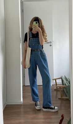 Overalls With Black Shirt, Dungree Styles Aesthetic, Dungree Styles Fashion, Dungarees Aesthetic, 80s Casual Outfit, Dungree Styles, Overall Outfit Ideas, Overalls Outfit Spring, Summer Outfits Alt