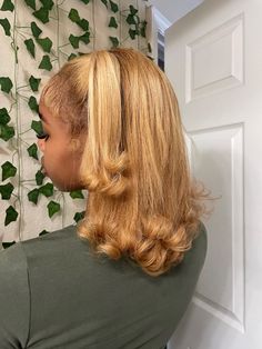 Skunk Stripe Hair Light Skin, Straight Hair With Bumps At The End, Honey Blonde Hair On Black Women Natural Silk Press, Straight Honey Blonde Hair, Ribbed Sweater Outfit, Hair Colors Black Women, Blonde Natural Hair, Quick Natural Hair Styles