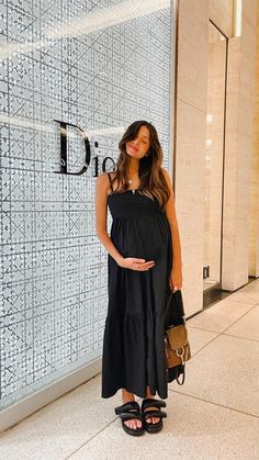 Pregnant Women Outfits Summer, Europe Maternity Outfits, Pregnancy Summer Outfit, Summer Dresses Pregnant, Maternity Looks Summer, Pregnancy Dinner Outfits, Pregnancy Aesthetic Outfits, Maternity Chic Summer