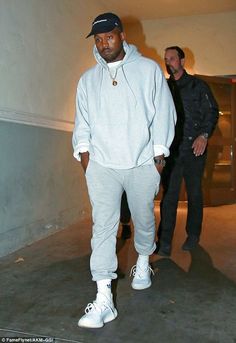 Yeezy Boost 350 Outfit, Look Hip Hop, Kanye West Outfits, Kanye Fashion, Kanye West Style, Best Man's Outfit, Yeezy Fashion, Yeezy Outfit, Mens Fashion Urban