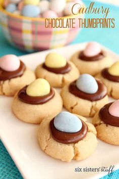 there are many cookies with chocolate eggs on them