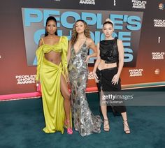 three women posing on the blue carpet at people's choice awards in los angeles