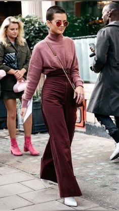 Outfit With Flare Jeans, Outfits With Flares, Burgundy Pants, Looks Street Style, Looks Chic, Mode Vintage, Looks Style, Mode Inspiration, Outfit Casual