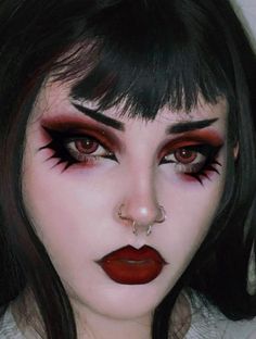 Green Eyes Red Eyeshadow, Falling In Reverse Concert Makeup, Goth Bratz Makeup, Gothic Vampire Aesthetic Makeup, Dark Carnival Makeup, Mothman Makeup Halloween, Pretty Demon Makeup, Mothman Inspired Makeup, Black Red Eyeshadow