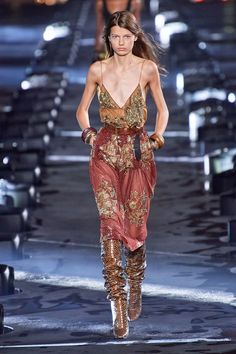 Stile Boho Chic, Look Boho Chic, Mode Hippie, Spring Couture, Fashion Show Collection, Fashion 2020, Mode Vintage, Vogue Paris