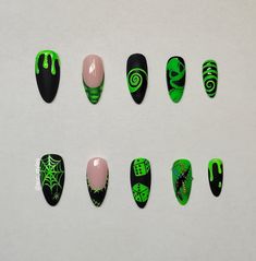 Halloween Oogie Boogie Nails Ooey Boogie Nails, Halloween Nail Designs Green And Black, Bogie Boogie Nails, Oogie Boogie Halloween Nails, Oogie Boogie Nails Tutorial, Jack And Oogie Boogie Nails, Halloween Aquarium Nails, Oogie Boogie Nails Simple, Oogy Boogie Nails