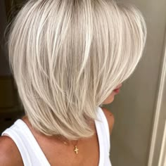 40 Chic Layered Bob With Bangs Ideas For 2024 Short Blonde Bob, Short Blonde Bobs, Blonde Bob Hairstyles, Bob Hairstyles With Bangs, Bob Haircut With Bangs, Layered Bob