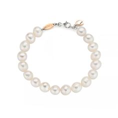 The bracelet depicted in the image exudes elegance and sophistication with its composition of oval-shaped white pearls and small golden beads interspersed alternately. The combination of these elements creates a timeless and refined aesthetic that is suitable for various occasions. Its design includes a silver lobster clasp equipped with an adjustable extension chain, ensuring a comfortable and customizable fit on the wearer's wrist.  The classic and versatile nature of this bracelet makes it a Golden Beads, Refined Aesthetic, Aesthetic White, Stocking Fillers For Her, Jewelry Showcases, Forever Jewelry, Italian Jewelry, Cuff Earrings, Gifts For Mum