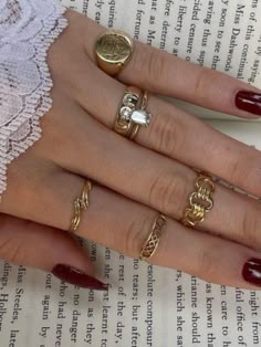 Rings Hand Aesthetic, Rings Placement, Gold Jewelry Aesthetic Rings, Every Jewels, Ring Stacking Ideas, Evry Jewels, Jewlery Rings, Rings Aesthetic, Ring Inspo