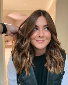 Balayage brunette caramel wavy Thomas Tuccinardi Balayage Brunette Caramel, Fine Hair Updo, Natural Balayage, Air Touch, Chocolate Hair, Haircuts Straight Hair, Balayage Brunette, Penteado Cabelo Curto, Hair Skin Nails