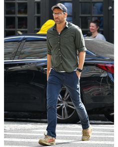 40 Year Old Mens Fashion, Ryan Reynolds Style, Fashion For Men Over 40, Chinos Men Outfit, Mens Smart Casual Outfits, Men Fashion Casual Shirts, Stylish Men Casual, Mens Casual Dress Outfits, Mens Fashion Casual Outfits