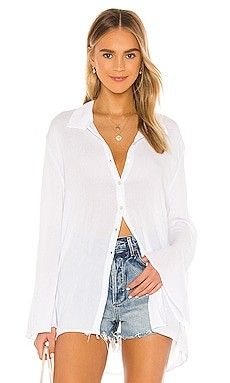 What To Wear In Bali: Outfits & Packing Guide - Alajode Travel Blog Outfit Cold Weather, Oversized Long Sleeve Shirt, Los Angeles Lifestyle, Travel Capsule Wardrobe, Crinkle Fabric, Cold Front, White Shirts Women, Cold Weather Outfits, Beach Shirt