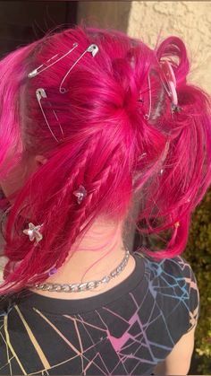 alternative pink hair pigtails updo hairstyle Fun Pink Hair Color Ideas, Pink Hair Red Tips, Blonde Pink And Red Hair, Alternative Pigtails, Hairstyles With Pink Accessories, Pink Alternative Aesthetic, Dig Pink Hairstyles, Short Pigtail Hairstyles, Blonde And Hot Pink Hair