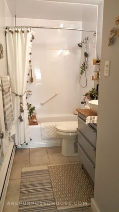 a bathroom with a sink, toilet and bathtub