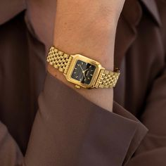 Our designers drew inspiration from the past to infuse a hint of retro charm into this collection. The result is a timepiece that transcends time itself, connecting the past with the present seamlessly. White Mesh, The Present, Brown Gold, Gold Black, Time Piece, The Past, Black Leather, Band, Leather