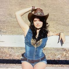 Cowgirl Y2k Aesthetic, Cowgirl Lana Del Rey, Cowgirl Y2k Outfit, Trashy Americana Outfit, 2000s Cowgirl Outfits, Y2k Western Aesthetic, Trashy Country Aesthetic, Y2k Cowgirl Aesthetic, Y2k Country Outfit